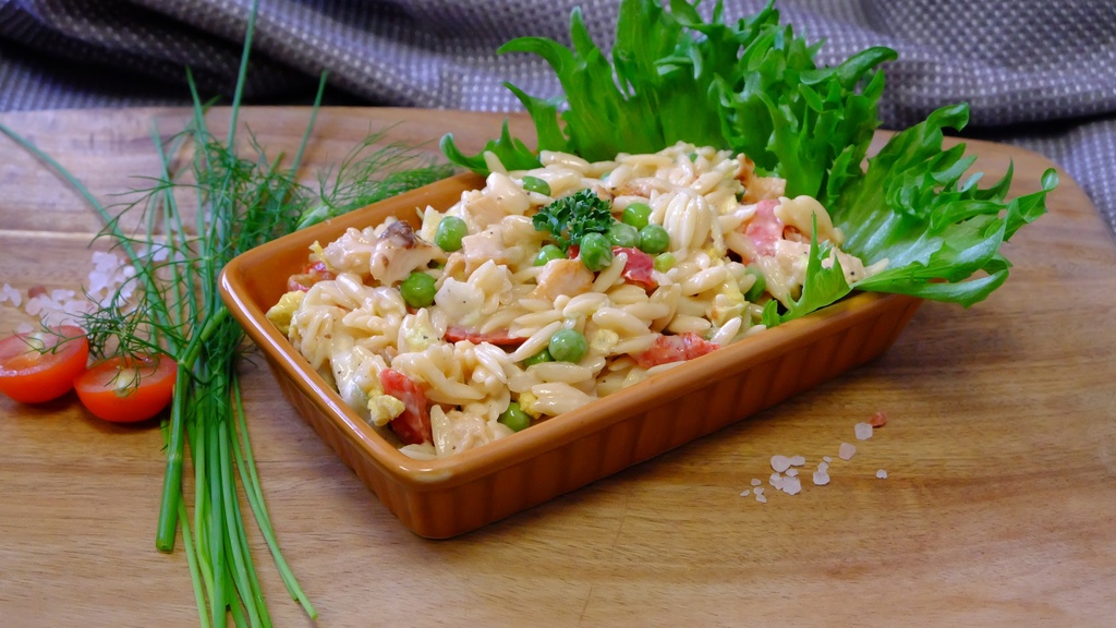 Värviline kanasalat riisipastaga KG